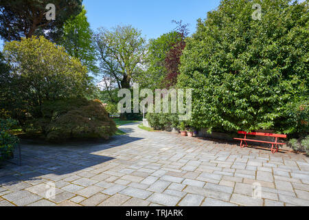 Villa Hof und Garten an einem sonnigen Sommertag, Italien Stockfoto