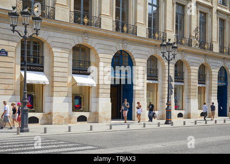 PARIS, Frankreich, 07.Juli 2018: Louis Vuitton shop in place Vendôme in Paris, Leute, die an einem sonnigen Sommertag Stockfoto