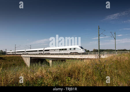 Dessau-roSSlau, Deutschland, 5. Juni 2019 - Im Juni 2019, die Erweiterte TrainLab, eine spezielle Test-Zug auf der Basis eines Diesel-ICE der Deutschen Bahn, auf dem Weg nach Berlin. Es wird das Fahrzeug einige Probefahrten in fahrerlosen Betrieb tun. Dieser Zug kann für eine Vielzahl von Experimenten, auch im Bereich der 5G-Netzwerk verwendet werden. Stockfoto