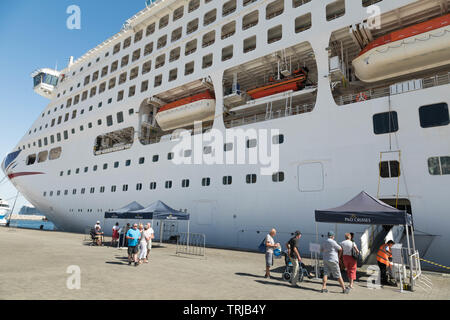 Behinderte Fluggäste erhalten auf der Oceana Kreuzfahrtschiff, P&O Cruises, bei port Khasaab, Oman angedockt Stockfoto