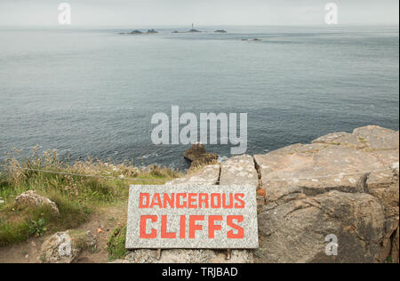 Gefährliche Warnung Klippen Zeichen bei Land's End, Cornwall, England, Vereinigtes Königreich Stockfoto