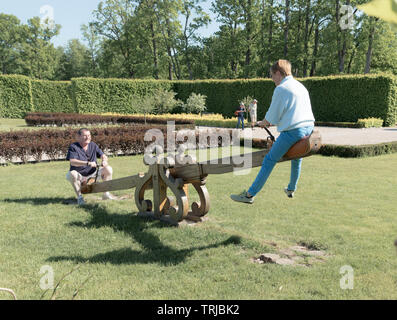 Senioren schwingen auf Wippe, Lettland Stockfoto