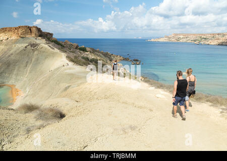 Touristen zu Fuß durch Għajn Tuffieħa Bay, Malta Stockfoto