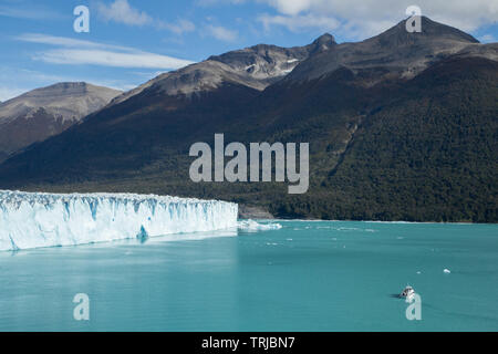 Boot neben dem Perito Moreno Gletscher, Nationalpark Los Glaciares, UNESCO-Weltkulturerbe, Santa Cruz, Patagonien, Argentinien Stockfoto