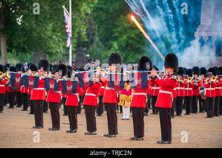 Horse Guards Parade, London, UK. 6. Juni 2019. Die jährlichen Abend militärische Musik spektakulär, schlagen Retreat, Feuerwerk finale. Stockfoto