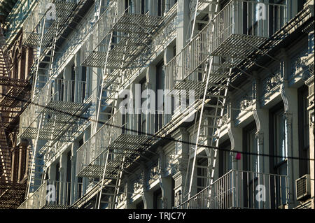 Traditionelle Downtown New York City Architektur mit industriellen Fassaden mit Metall Feuer in der So Ho-Cast Bügeleisen Historic District gefüttert Stockfoto