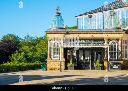 Der Eingang zu den Pavilion Gardens, ein Park in der Kurstadt Buxton, Derbyshire, UK Stockfoto