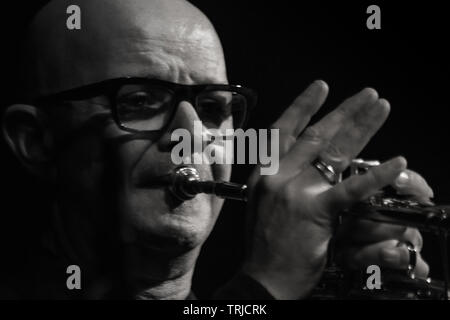 Einem bestimmten Verhältnis live auf der Voodoo Zimmer Edinburgh am 1. Juni 2019 Stockfoto