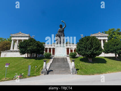 München, Deutschland - mit seiner Büsten von wichtigen Menschen aus Bayern Geschichte, die Ruhmeshalle ist eine der wichtigsten historische Gebäude von München Stockfoto