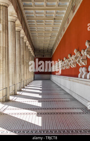 München, Deutschland - mit seiner Büsten von wichtigen Menschen aus Bayern Geschichte, die Ruhmeshalle ist eine der wichtigsten historische Gebäude von München Stockfoto