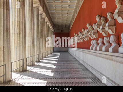 München, Deutschland - mit seiner Büsten von wichtigen Menschen aus Bayern Geschichte, die Ruhmeshalle ist eine der wichtigsten historische Gebäude von München Stockfoto