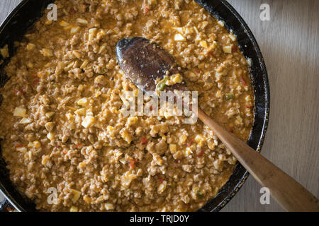 Für die Lasagne in einer Pfanne erhitzen, Hackfleisch mit Ei und Pfeffer zubereitet Stockfoto