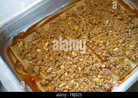 Fach mit Platten und Fleisch füllen Lasagne zu machen. Schritt für Schritt Stockfoto