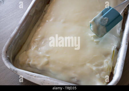 Béchamelsoße für die Füllung der Lasagne, bereit, den Backofen zu geben. Schritt für Schritt Stockfoto