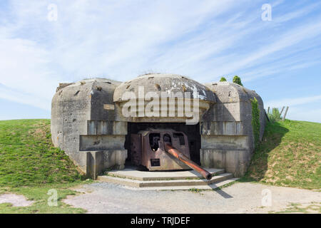 Kasematte und Gewehr im Longues-sur-Mer Gun Batterie westlich von Arromanches-les-Bains, Normandie Küste, Frankreich, EU Stockfoto