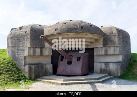 Kasematte und Gewehr im Longues-sur-Mer Gun Batterie westlich von Arromanches-les-Bains, Normandie Küste, Frankreich, EU Stockfoto