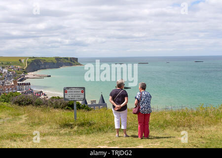 Der Blick von den Klippen über Arromanches-les-Bains über Gold Beach und die Reste der Maulbeere Hafen, Normandie, Frankreich, Europa Stockfoto