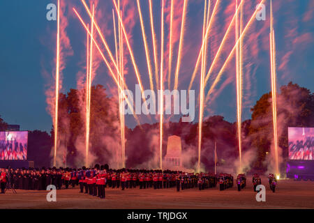 Horse Guards Parade, London, UK. 6. Juni 2019. Die jährlichen Abend militärische Musik spektakulär, schlagen Retreat, Feuerwerk finale. Stockfoto