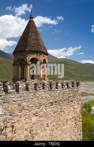 Ananuri Burg auf dem Aragvi Fluss in Georgien entfernt Stockfoto