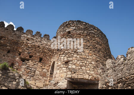 Turm der Festung Ananuri auf der Aragvi Fluss in Georgien befindet. Es war eine Burg der Herzöge von Aragvi, einer feudalen Dynastie, die den Bereich von t ausgeschlossen Stockfoto