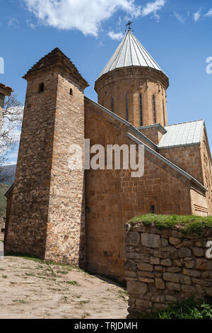 Turm und Kirche von ananuri Komplex auf der Aragvi Fluss in Georgien entfernt Stockfoto