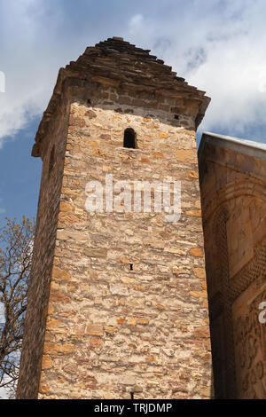 Turm von ananuri Komplex auf der Aragvi Fluss in Georgien entfernt Stockfoto