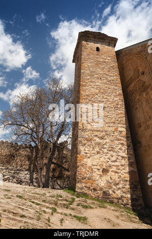 Turm der Festung Ananuri auf der Aragvi Fluss in Georgien befindet. Es war eine Burg der Herzöge von Aragvi, einer feudalen Dynastie, die den Bereich von t ausgeschlossen Stockfoto