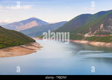 Zhinvali Behälter. Georgische Landschaft mit Bergsee in der Nähe von Dorf Ananuri Kaukasus Stockfoto