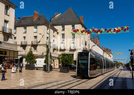 Moderne Straßenbahn im Stadtzentrum von Tours, Einkaufsstraße (Rue Nationale) im Stadtzentrum von Tours, Indre et Loire, Centre Val de Loire, Frankreich Stockfoto