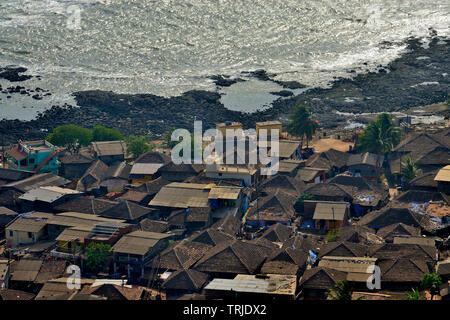 Dorf in der Nähe von Anjarle Strand, Konkan, Maharashtra, Indien Stockfoto