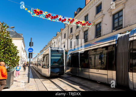 Moderne Straßenbahn im Stadtzentrum von Tours, Einkaufsstraße (Rue Nationale) im Stadtzentrum von Tours, Indre et Loire, Centre Val de Loire, Frankreich Stockfoto