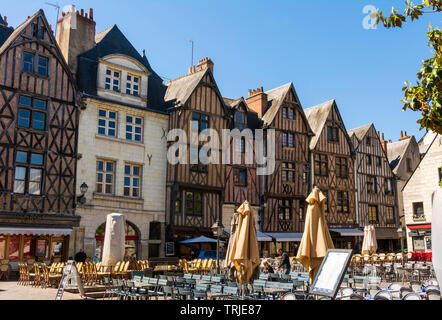 Square Plumereau, malerische Fachwerkhäuser in der Stadt Tours, Indre et Loire, Centre Val de Loire, Frankreich Stockfoto