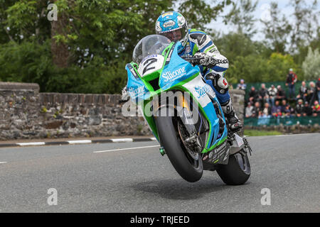 Douglas, Isle of Man. 07 Juni, 2019. Dean Harrison (2) - Silikon Engineering auf dem Weg zum Gewinnen der Dunlop Senior TT klasse Rennen während der letzten Runde der Senior TT Rennen auf der Isle of Man TT 2019 (Tourist Trophy) Rennen, von Monster Energy DOUGLAS, ISLE OF MAN - Juni 07 getankt. Foto von David Horn. Credit: PRiME Media Images/Alamy leben Nachrichten Stockfoto