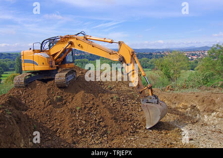 Bagger Bagger in Aktion während der Erde arbeitet. Bagger, Erdarbeiten, Haus Bau Stockfoto