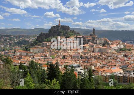 Große Ansicht auf Puy-en-Velay entfernt. Haute-Loire, Auvergne, Frankreich Stockfoto