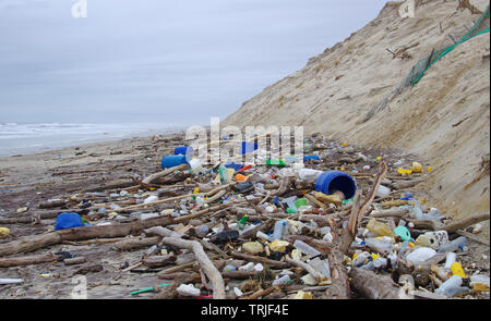 Papierkorb Strand Umweltverschmutzung. Müll, Plastik, und Abfälle am Strand Stockfoto