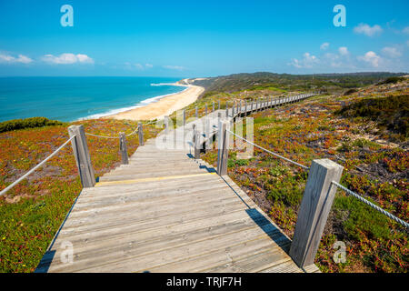 Die hölzerne Treppe an der felsigen Küste an einem sonnigen Tag. Polvoeira den Strand. Pataias, Portugal, Europa Stockfoto