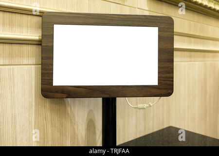 Leeres Menü Anzeige Holz- Tablet durch wifi System im Restaurant Stockfoto