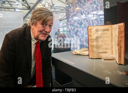 London, Großbritannien. 07. Juni 2016. Stephen Fry, Schauspieler, Schriftsteller und bibliophilen, Shakespeare's First Folio gezeigt zuerst London seltene Buchmesse, 2019. Credit: Paul Quezada-Neiman/Alamy leben Nachrichten Stockfoto