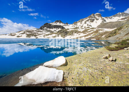 Eisblöcke am Ufer des alpinen See Lej da la Tscheppa während der Schneeschmelze, St. Moritz, Engadin, Kanton Graubünden, Schweiz Stockfoto