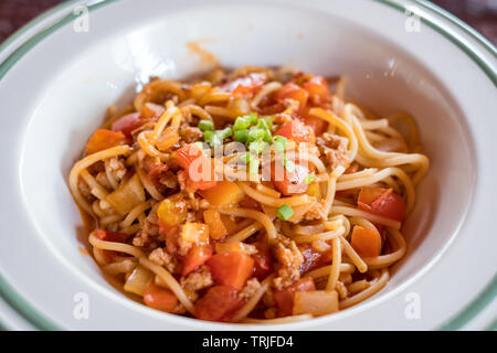 Spaghetti Tomatensauce mit Schweinefleisch und Gemüse in der Schüssel Stockfoto