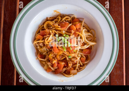 Spaghetti Tomatensauce mit Schweinefleisch und Gemüse in der Schüssel Stockfoto