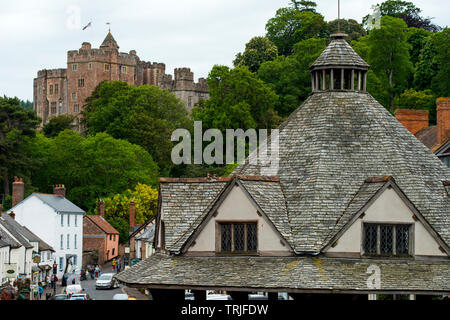 Dunster Exmoor Somerset England UK. Mai 2019, Schloss und Dinster Yarn Market Dunster ist ein Dorf, Gemeinde und ehemalige Herrenhaus innerhalb der Ger Stockfoto