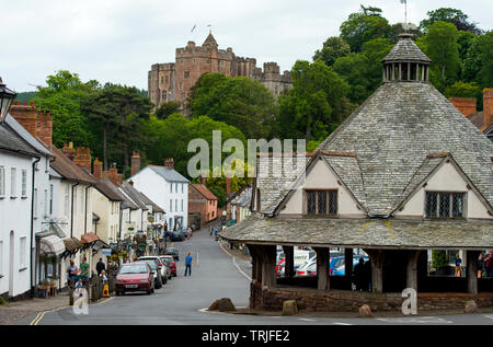 Dunster Exmoor Somerset England UK. Mai 2019, Schloss und Dinster Yarn Market Dunster ist ein Dorf, Gemeinde und ehemalige Herrenhaus innerhalb der Ger Stockfoto