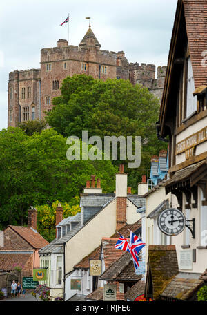 Dunster Exmoor Somerset England UK. Mai 2019, Schloss und Dinster Yarn Market Dunster ist ein Dorf, Gemeinde und ehemalige Herrenhaus innerhalb der Ger Stockfoto