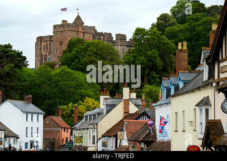 Dunster Exmoor Somerset England UK. Mai 2019, Schloss und Dinster Yarn Market Dunster ist ein Dorf, Gemeinde und ehemalige Herrenhaus innerhalb der Ger Stockfoto