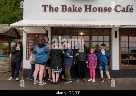 Lynmouth Devon England UK. Familie Zuflucht vom roain essen Ihr Mittagessen. Mai 2019 Lynmouth ist ein Dorf in Devon, England, am nördlichen Rand Stockfoto