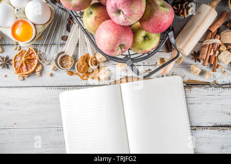 Herbst backen Verkauf Konzept. Kochen Saison Herbst backen Hintergrund mit Zutaten, Gewürze, Äpfel, Verbrauchsmaterial, weiße Holztisch, Ansicht von oben kopieren Raum Stockfoto