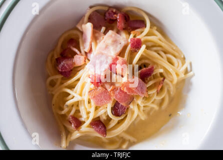 Spaghetti Carbonara mit Speck, Schinken in Weiß Schüssel, Ansicht von oben Stockfoto