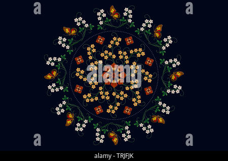 Oval Kranz der gestickten Schmetterlinge auf Stengel mit Blättern und weißen Blüten mit einem runden Perlen und gelbe Blumen in Mitte auf blauem Hintergrund Stockfoto